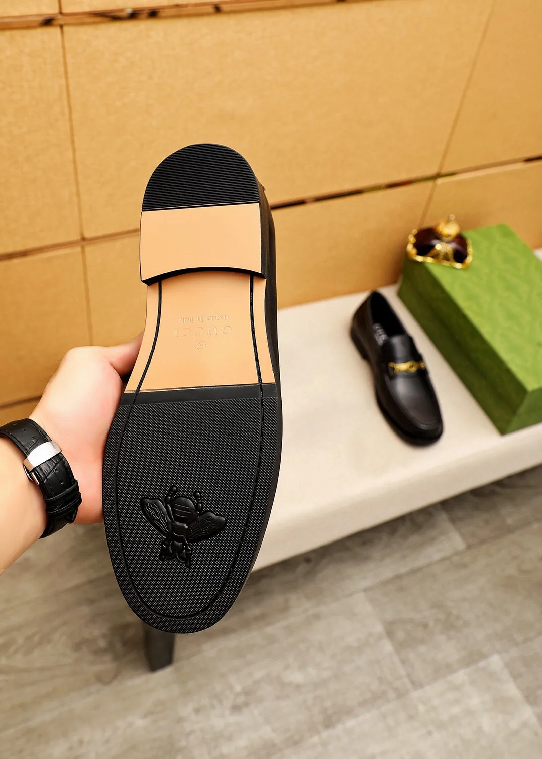 Men's shoes 💰460 💐 Product trademark: GUCCI "Gucci" casual leather shoes Regular size: 38-44 (45🉑️customized) Product materials: Selected imported first-layer calfskin upper + luxury hardware buckle, imported water-dyed cowhide leather lining. Strong three-dimensional visual effect, original combination outsole Color: 3⃣️colors available